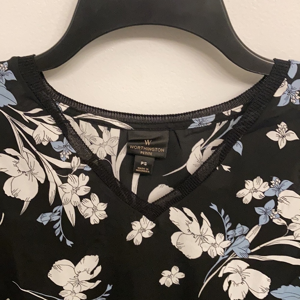 🌷3/$20!! Black top with white + blue flowers - Picture 2 of 4